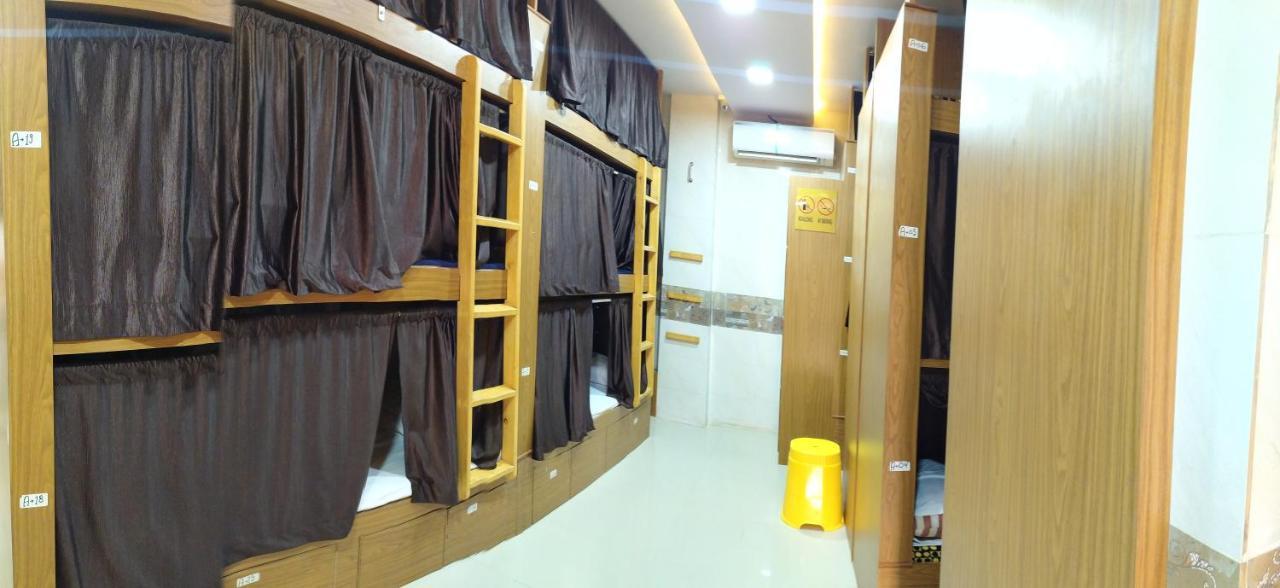 Super Dormitory Ac Deluxe Mumbai Bagian luar foto