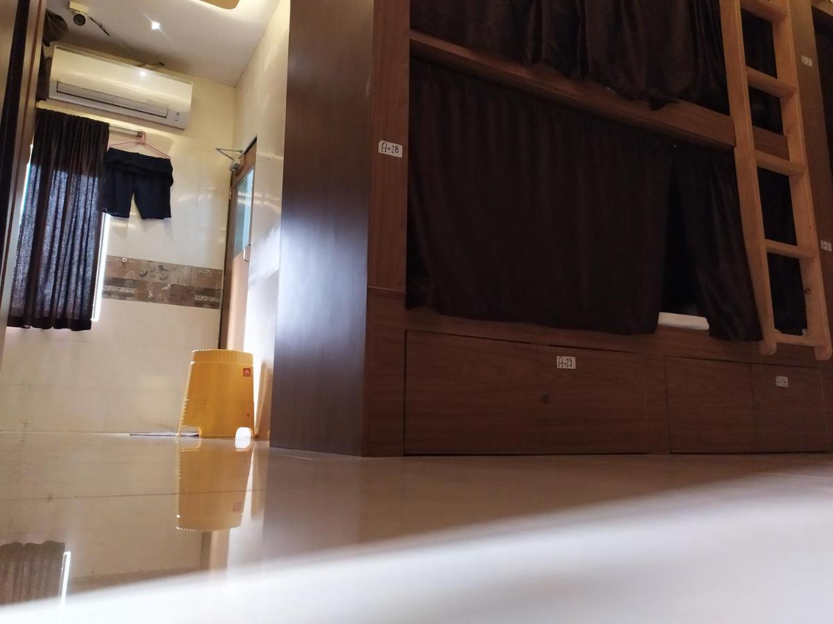 Super Dormitory Ac Deluxe Mumbai Bagian luar foto